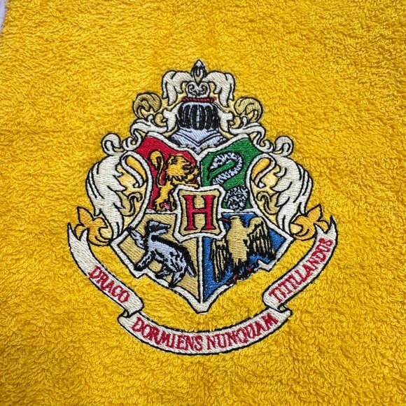 Harry Potter Towels Embroidered Gryffindor Hand Towel Set Hogwarts Wizard Witch - Picture 3 of 3